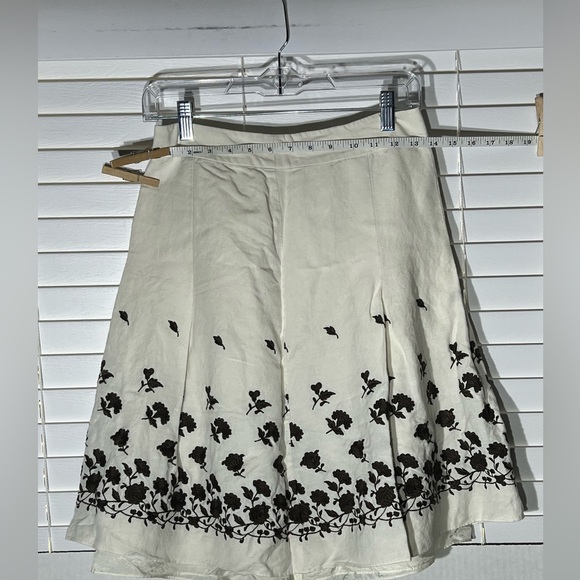 Ann Taylor Embroidered Floral Pattern Skirt Women’s Size 2. 1/4 Back In Back - Picture 5 of 12